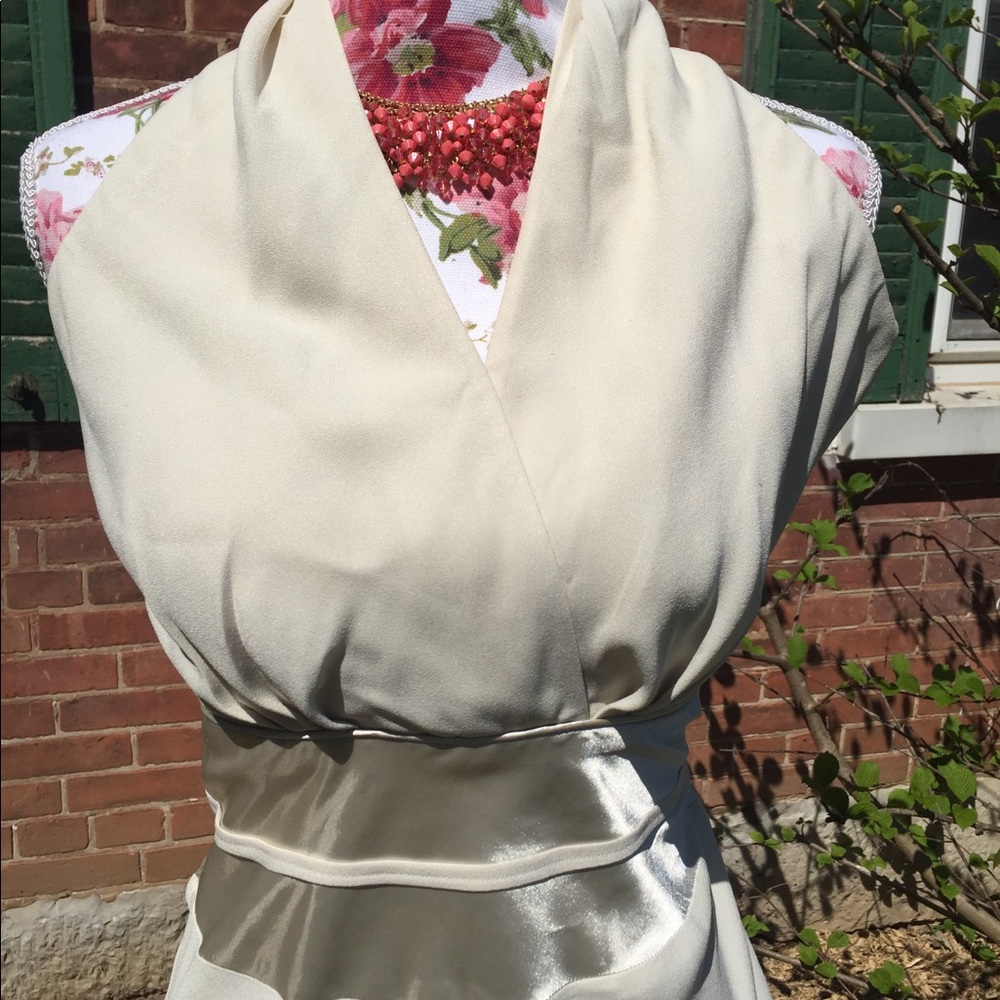 🔻SALE🔻Halter style dress 🌺 - Picture 2 of 7